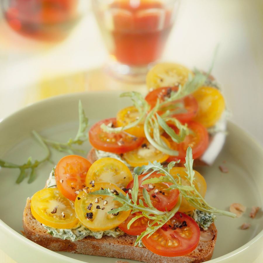 recipe image Nussbrotscheiben mit Rucola-LÄTTA und Tomatensalat