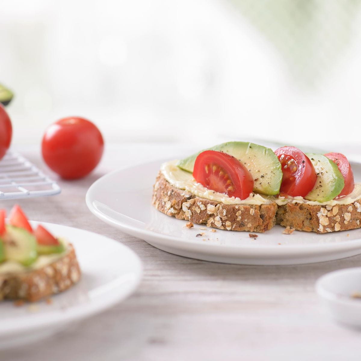 Brot mit Avocado und Tomate