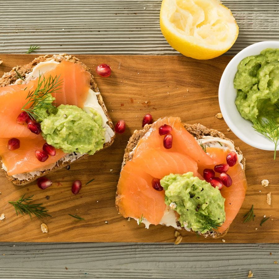 recipe image Fitnessbrot mit Lachs und Avocado